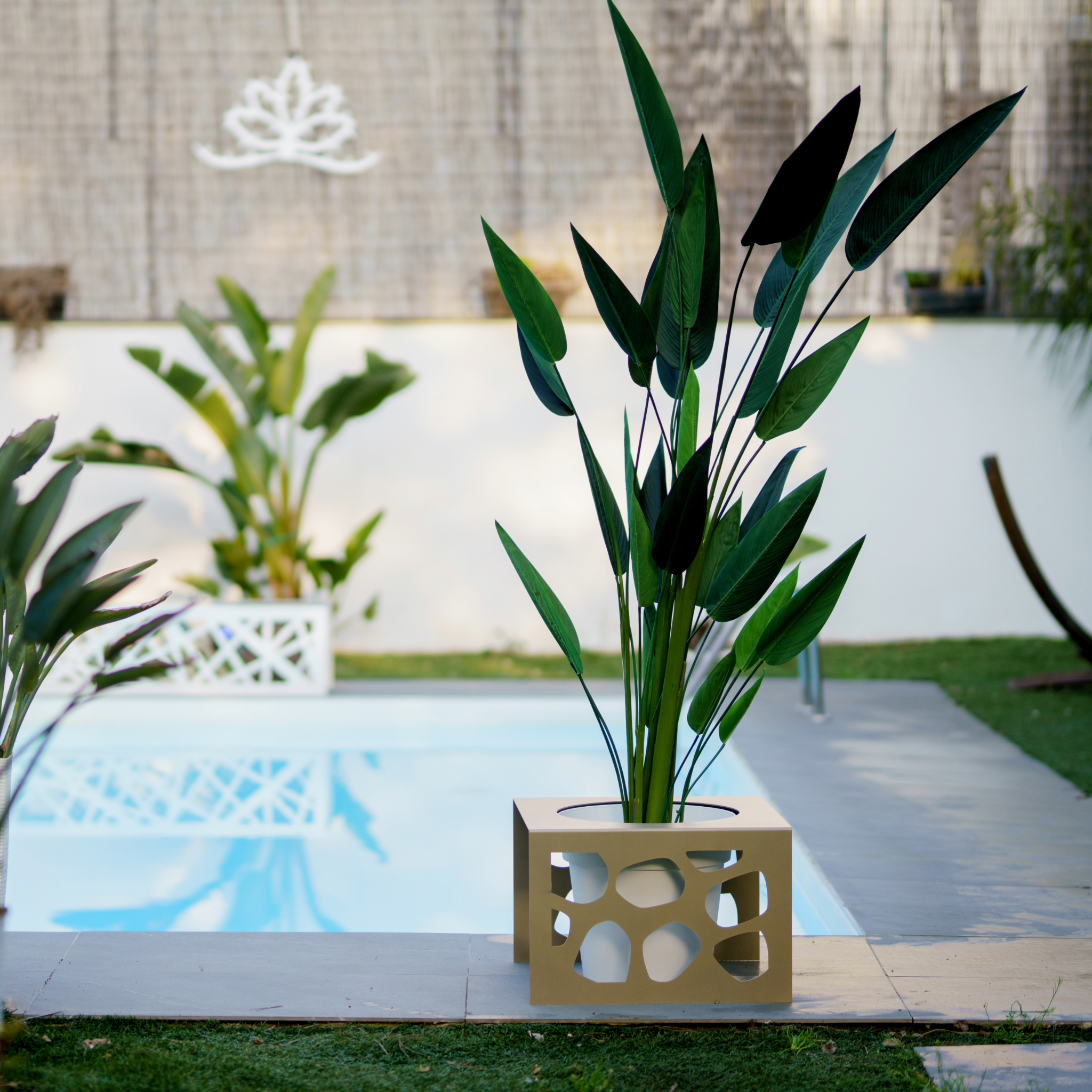 Porta vasi arredo giardino in metallo cm 60x60x40h