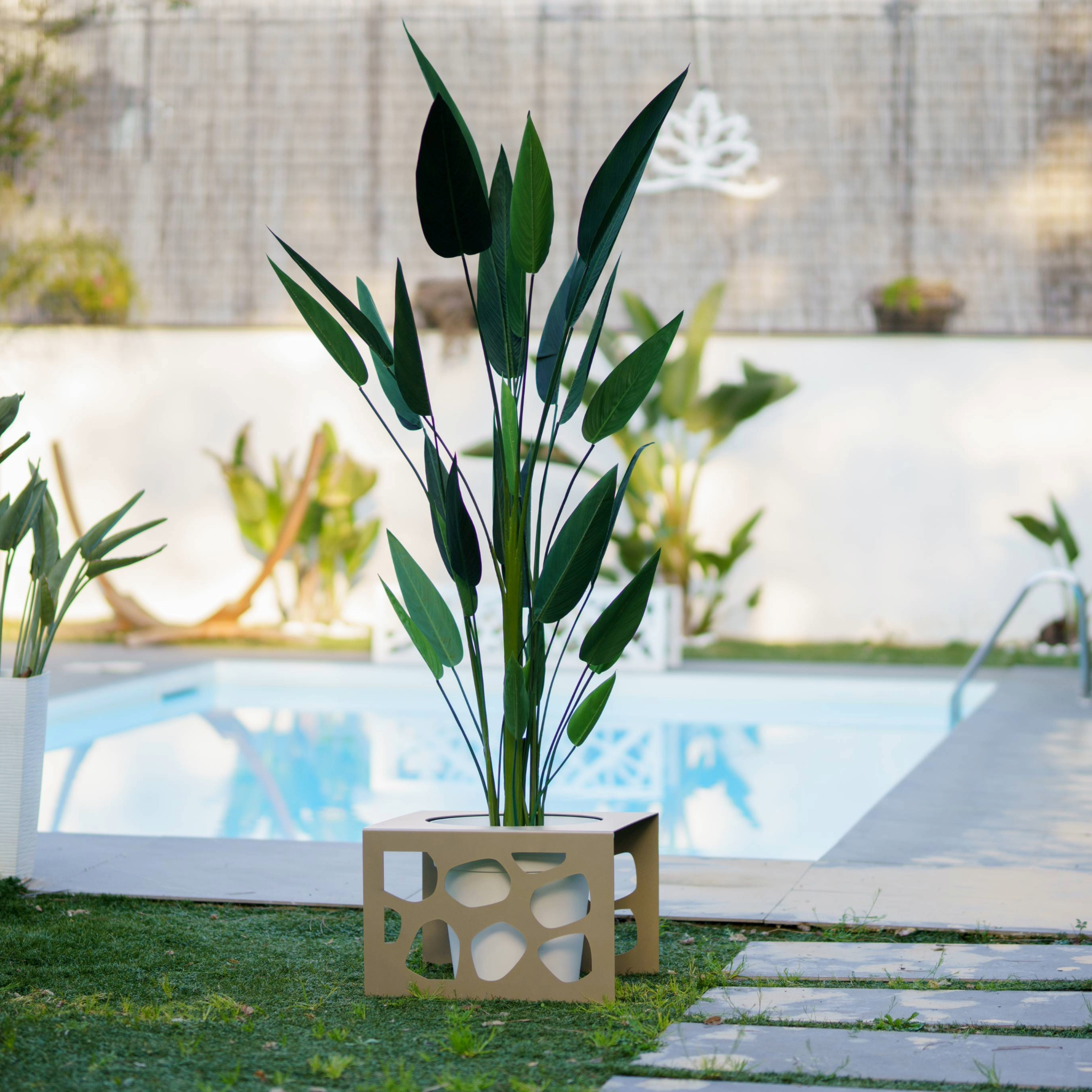 Porta vasi arredo giardino in metallo cm 60x60x40h