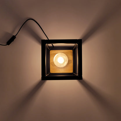 Huri - Lampada da tavolo comodino in metallo e legno, nera, cm15x15x25 per ufficio, salotto, camera da letto, negozio