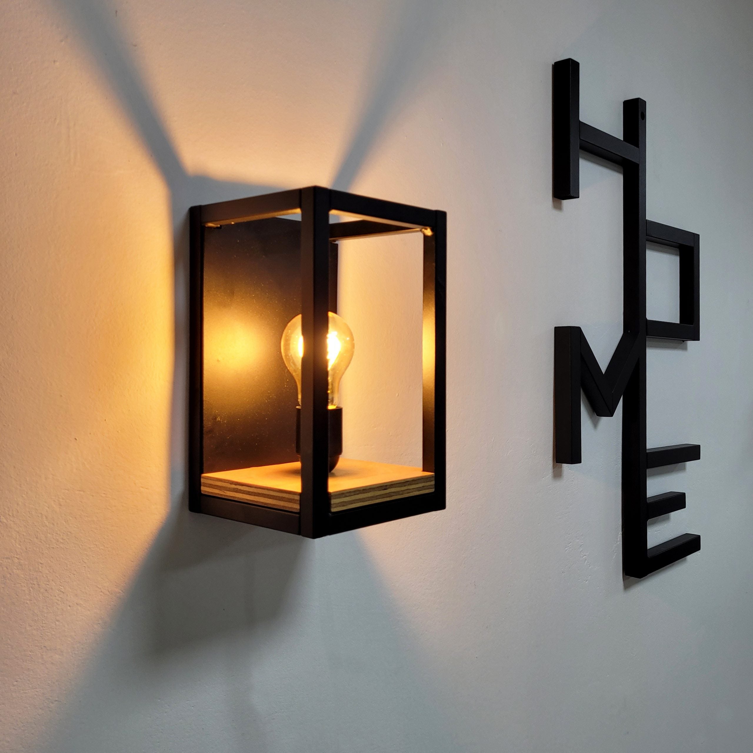 "lampada da parete ferro e legno nera"