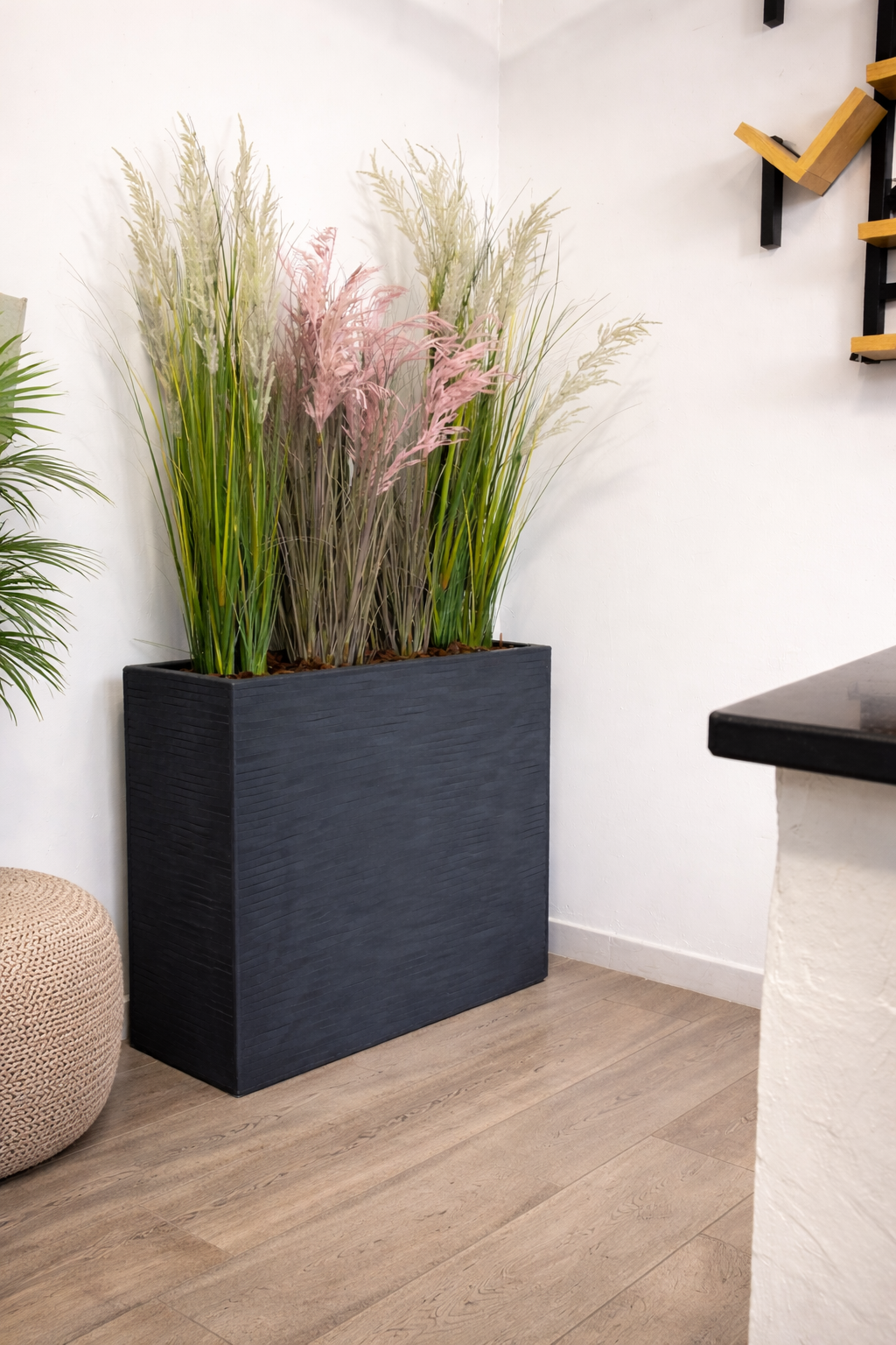 Separè Vaso Elegance completo di Piante Pampa Artificiali e Corteccia – Soluzione Divisoria Elegante